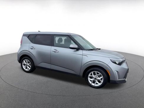 Used 2025 Kia Soul LX w/ LX Technology Package FWD image 2