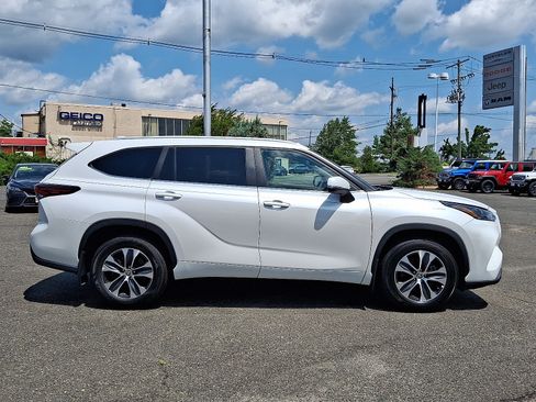 Used 2024 Toyota Highlander XLE AWD/4WD image 8