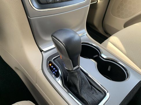 Used 2021 Jeep Grand Cherokee Laredo AWD/4WD image 25