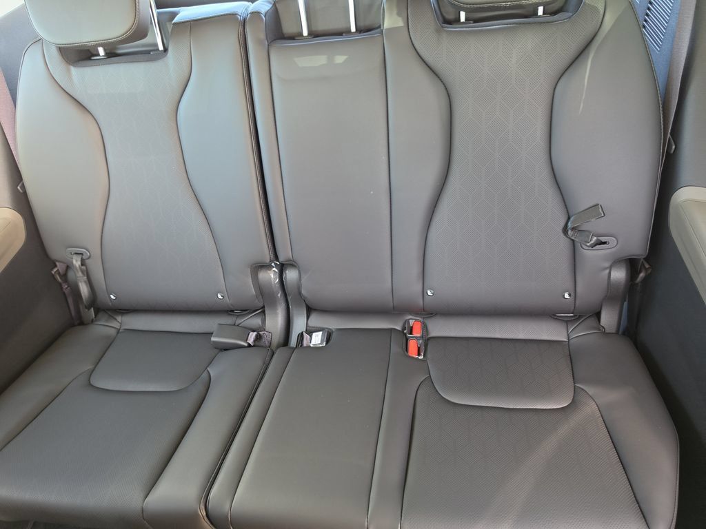 New 2027 Kia Carnival LXS FWD image 17