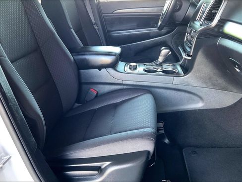 Used 2020 Jeep Grand Cherokee Laredo AWD/4WD image 24