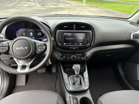 Used 2025 Kia Soul LX w/ LX Technology Package FWD image 28