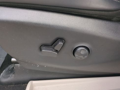 Used 2023 Chrysler Pacifica Touring-L image 17