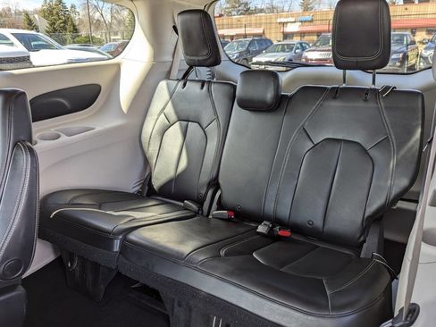 Used 2020 Chrysler Voyager Lxi image 14