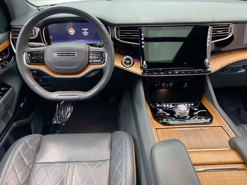 Used 2023 Jeep Grand Wagoneer Series III AWD/4WD image 15