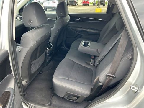 Used 2019 Kia Sorento AWD V6 image 8