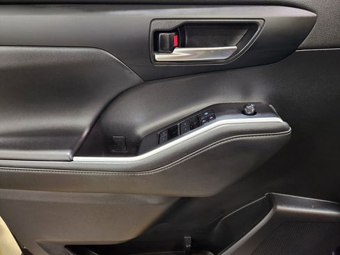 Used 2022 Toyota Highlander XLE image 43