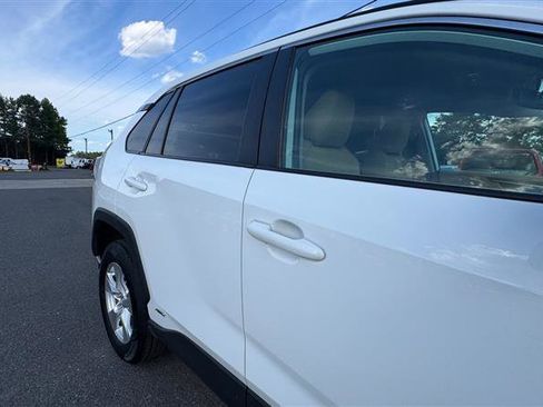 Used 2021 Toyota RAV4 XLE AWD/4WD image 21