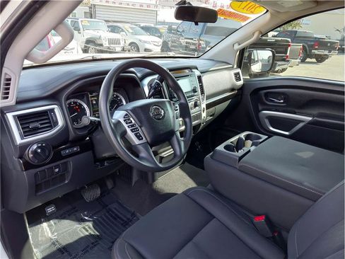 Used 2017 Nissan Titan SV image 4