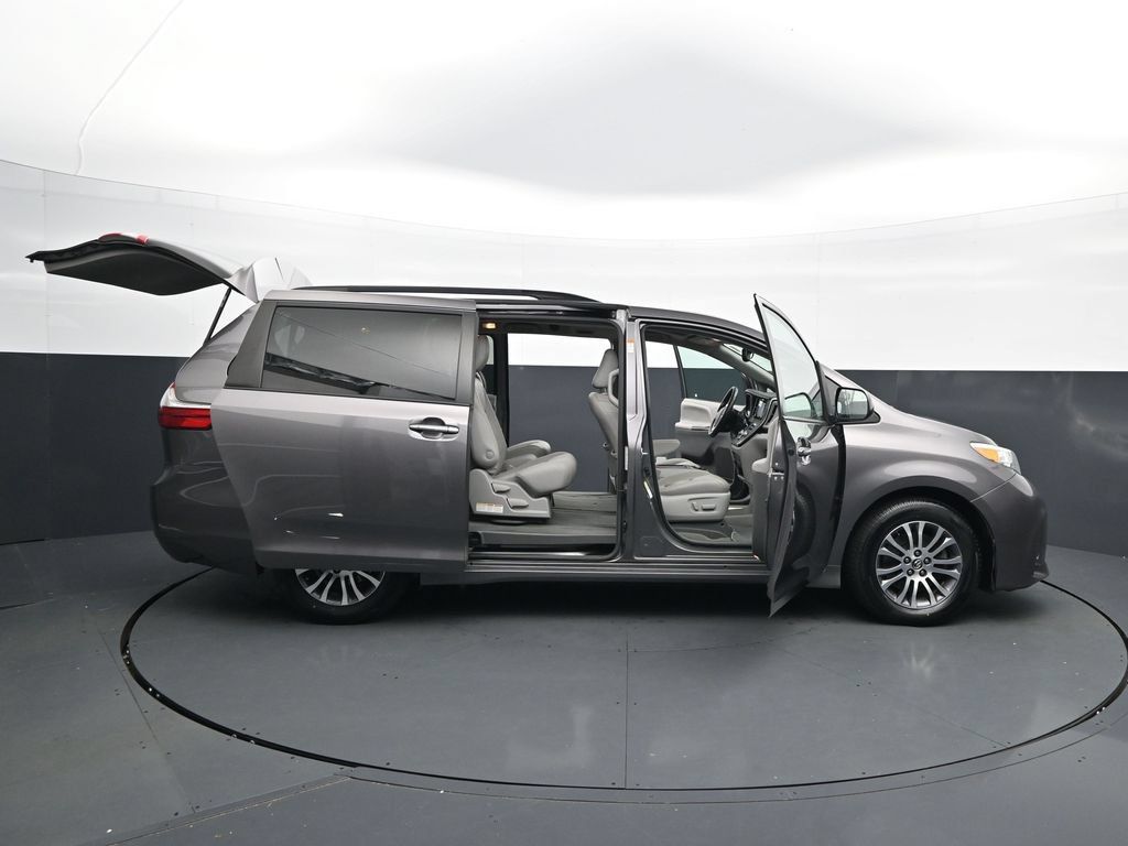 Used 2018 Toyota Sienna XLE w/ XLE Navigation Package FWD image 48