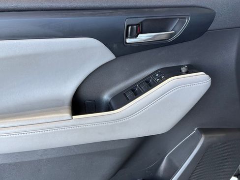 Certified 2022 Toyota Highlander XLE image 18