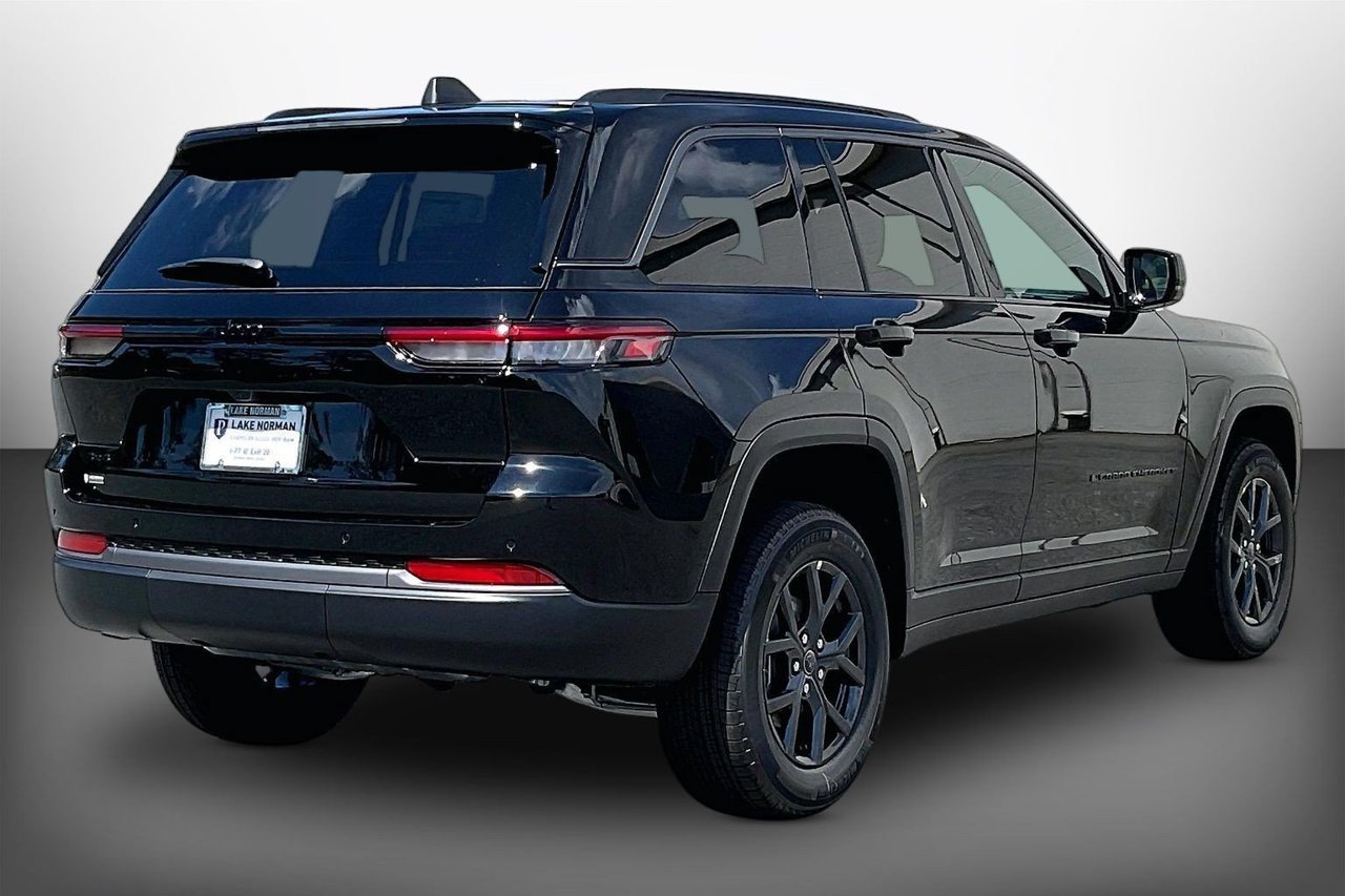 New 2027 Jeep Grand Cherokee Altitude AWD/4WD image 8