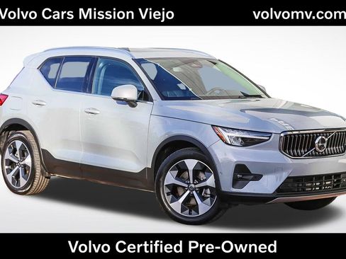 Used 2025 Volvo XC40 B5 Plus image 1