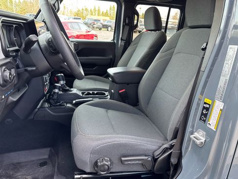 Used 2025 Jeep Wrangler Willys AWD/4WD image 19