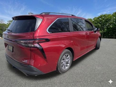 Used 2023 Toyota Sienna LE AWD/4WD image 6