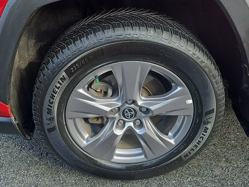 Used 2022 Toyota RAV4 XLE w/ Convenience Package image 4