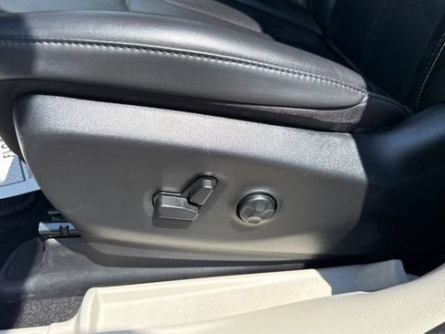 Used 2023 Chrysler Pacifica Touring-L FWD image 18