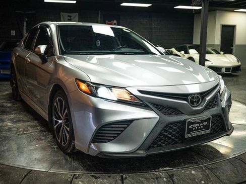 Used 2020 Toyota Camry SE w/ Carpet Mat Package FWD image 5