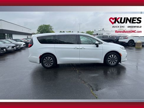 Used 2023 Chrysler Pacifica Touring-L FWD image 4
