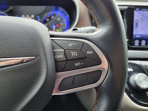 Used 2017 Chrysler Pacifica Touring-L FWD image 30
