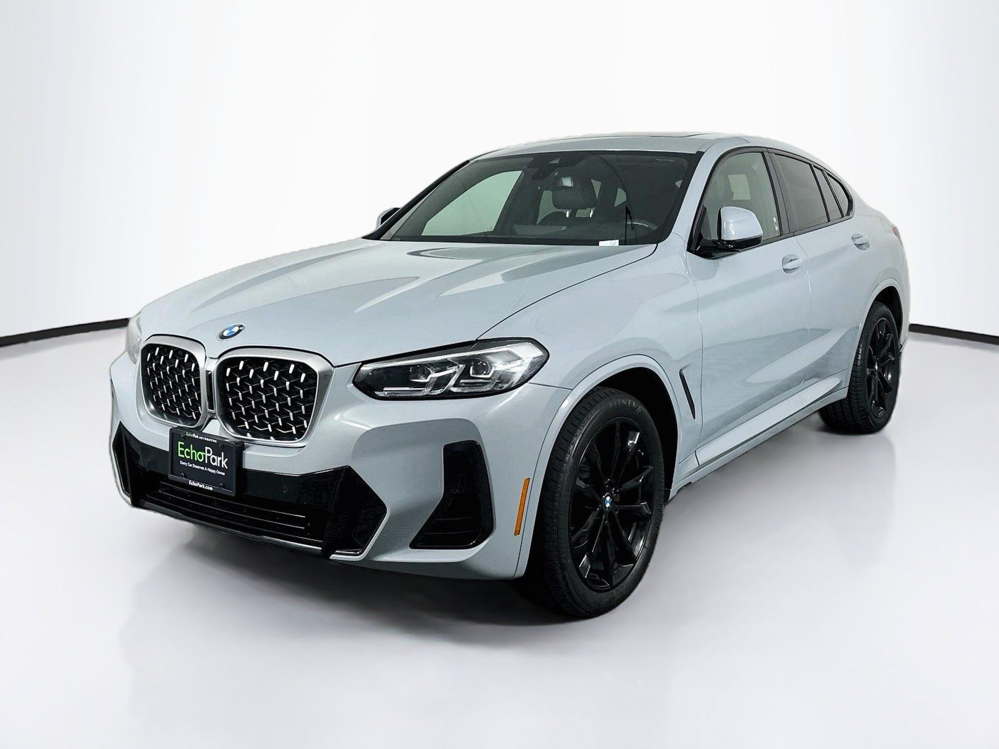 Used 2022 BMW X4 xDrive30i w/ M Sport Package AWD/4WD image 3