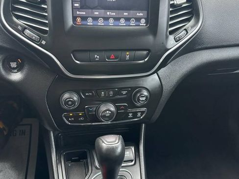 Used 2021 Jeep Cherokee Latitude Plus FWD image 16