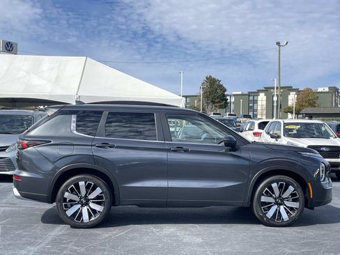 Used 2025 Mitsubishi Outlander SE image 8