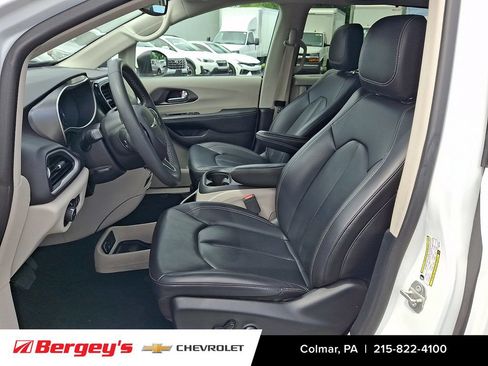 Used 2023 Chrysler Pacifica Touring-L FWD image 17
