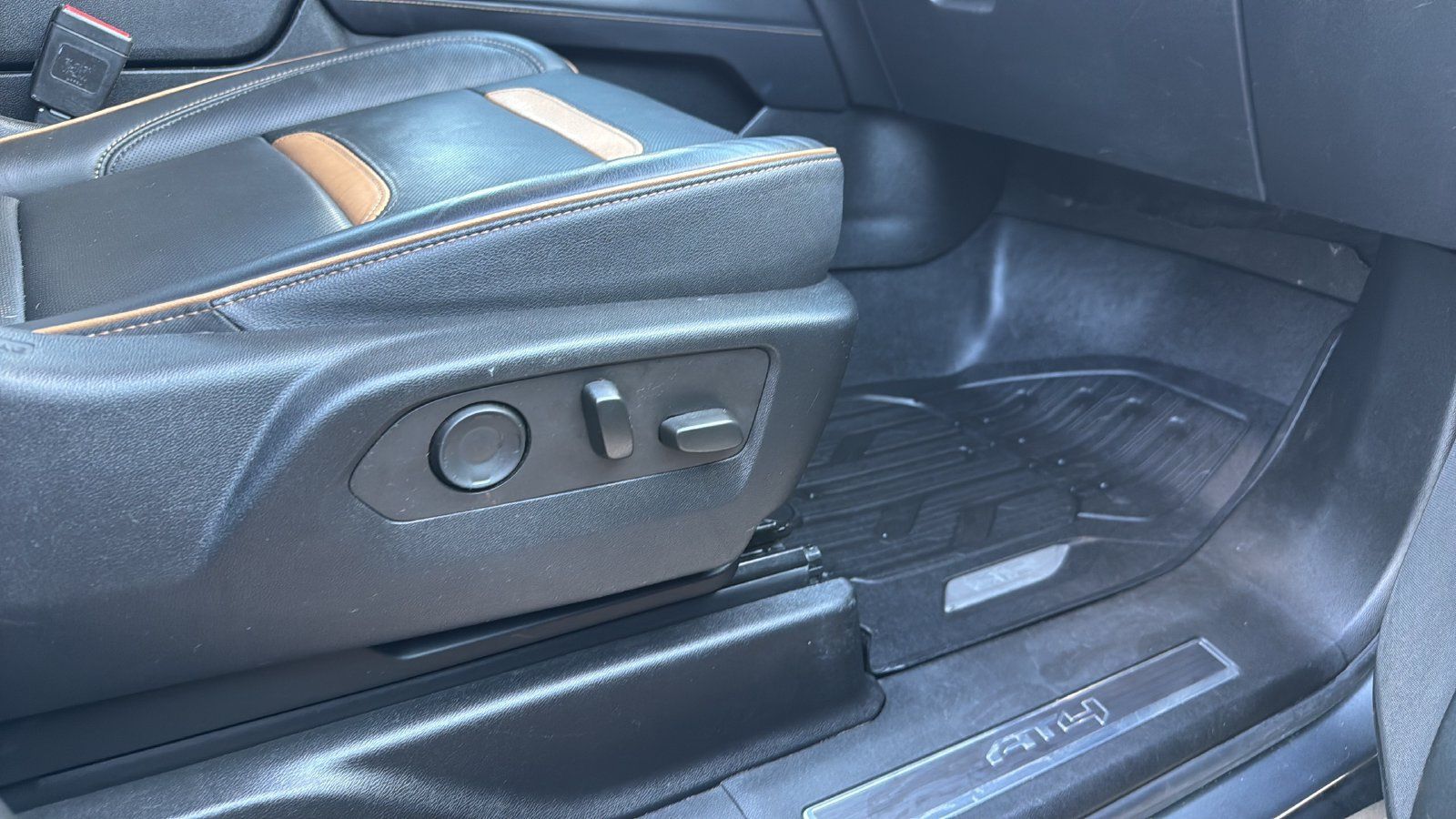 Used 2022 GMC Yukon AT4 w/ AT4 Premium Package AWD/4WD image 24