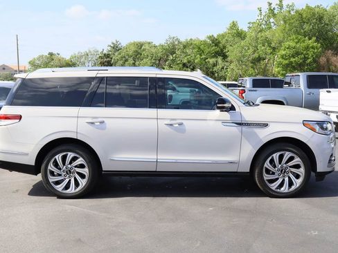 Used 2024 Lincoln Navigator Reserve image 10