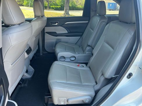 Used 2017 Toyota Highlander Limited Platinum image 16