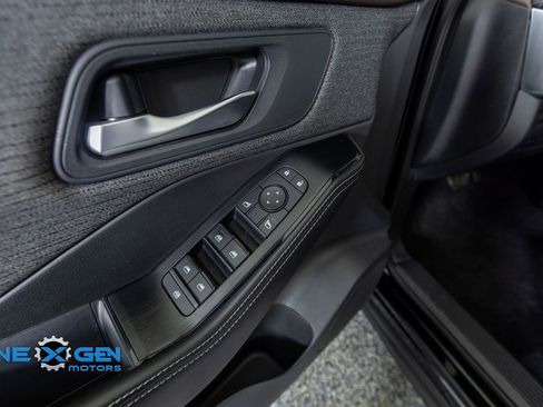 Used 2022 Nissan Rogue SV AWD/4WD image 12