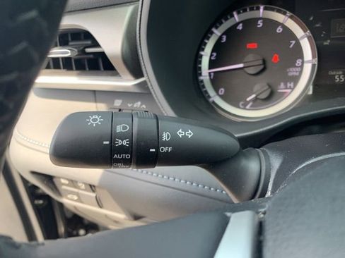Used 2024 Toyota Highlander LE FWD image 28