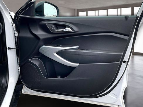 Used 2024 Chevrolet Trax RS w/ Sunroof Package image 22