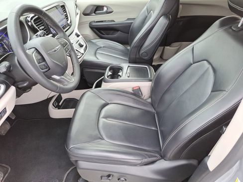 Used 2023 Chrysler Pacifica Touring-L FWD image 18