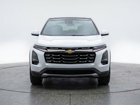 Used 2025 Chevrolet Equinox LT image 2
