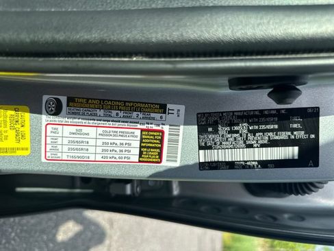 Used 2021 Toyota Highlander XLE AWD/4WD image 30