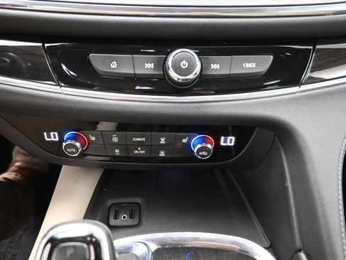 Used 2019 Buick Enclave Essence image 17