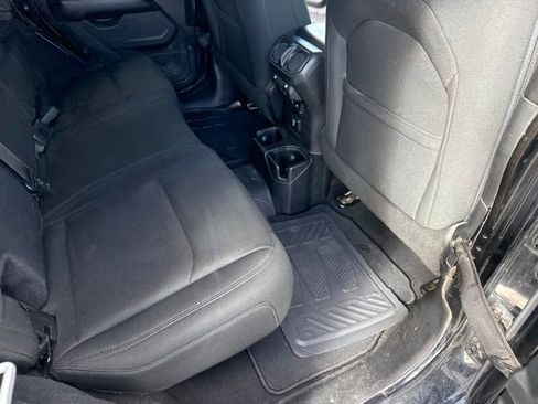 Used 2018 Jeep Wrangler Unlimited Sahara AWD/4WD image 11