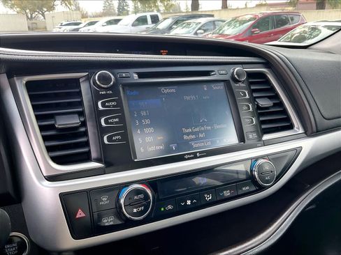 Used 2015 Toyota Highlander XLE image 23