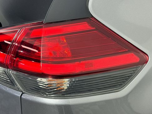 Used 2017 Nissan Rogue SV w/ SV Premium Package image 33