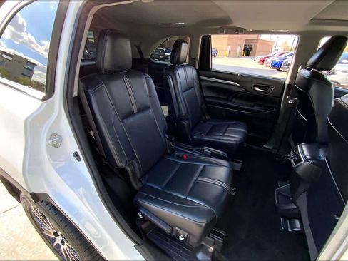 Used 2018 Toyota Highlander SE image 18