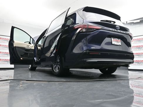 Used 2021 Toyota Sienna Platinum image 44