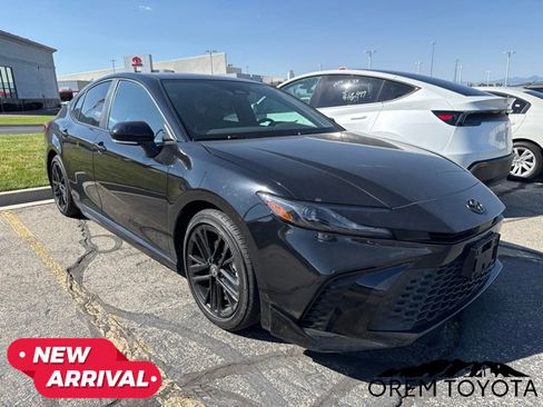 Used 2025 Toyota Camry SE FWD image 1