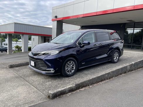 Used 2021 Toyota Sienna XLE FWD image 7