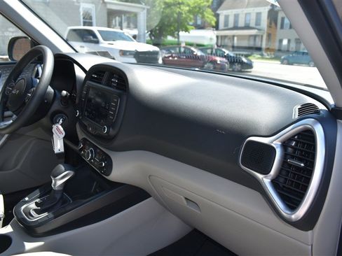 Used 2025 Kia Soul LX w/ LX Technology Package FWD image 28