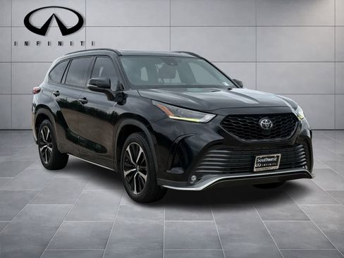 Used 2021 Toyota Highlander XSE FWD image 3
