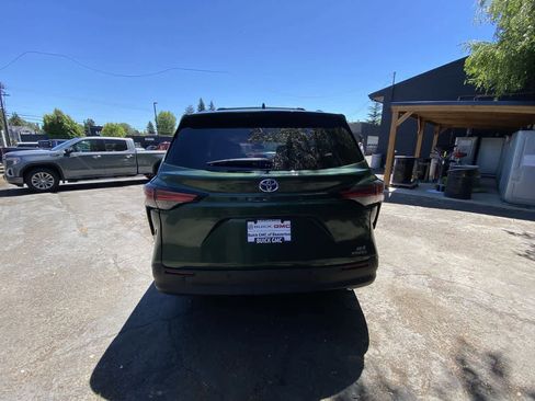Used 2022 Toyota Sienna XLE w/ XLE Plus Package FWD image 5