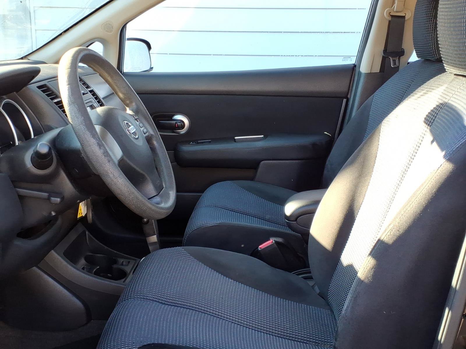 Used 2011 Nissan Versa Hatchback w/ Navigation/Satellite Pkg FWD image 7