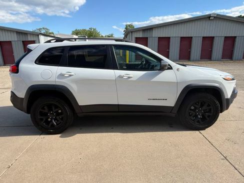 Used 2016 Jeep Cherokee Trailhawk w/ Leather Interior Group AWD/4WD image 7
